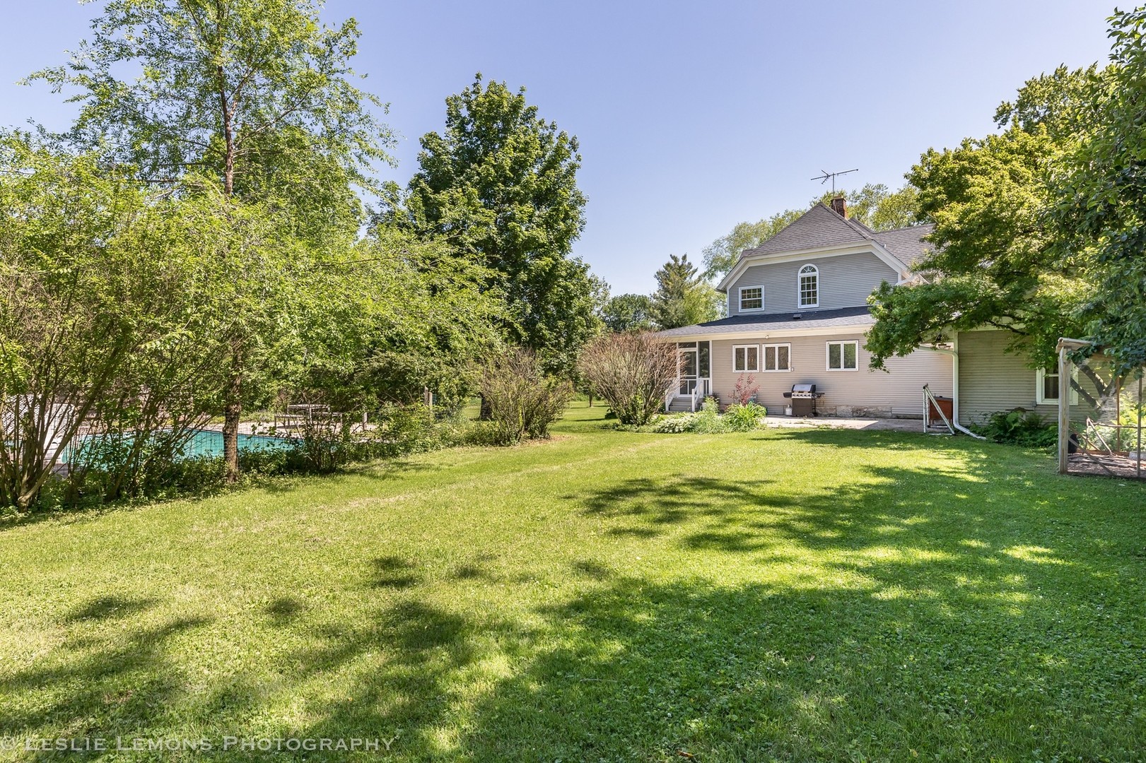 32-w028 Army Trail Road Wayne, IL 60184 - Photo 31 of 39 a swimming pool is sitting in the grass near a house