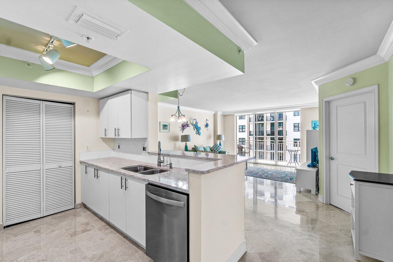 99 Southeast Mizner Boulevard, Unit 837 Boca Raton, FL 33432 - Photo 32 of 37 Chef's Kitchen
