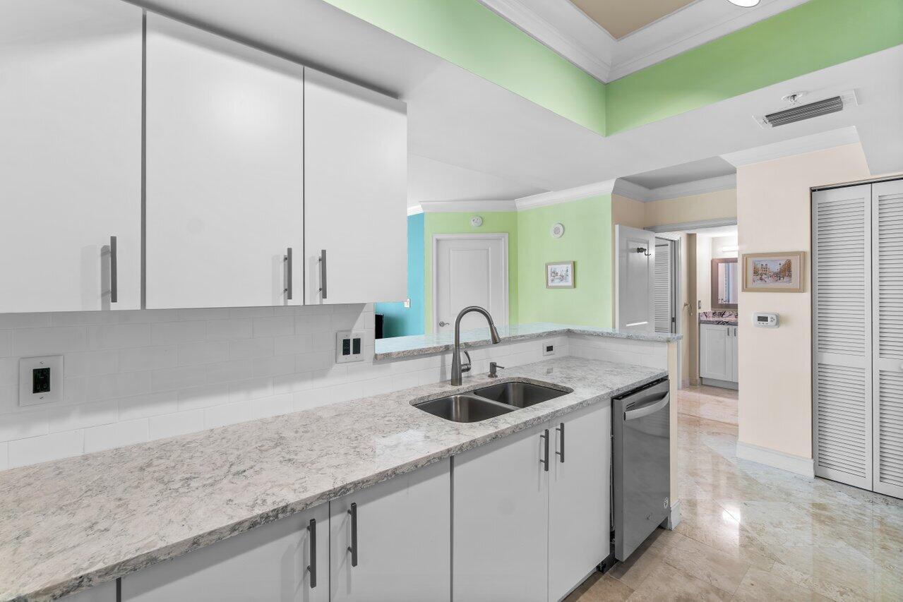 99 Southeast Mizner Boulevard, Unit 837 Boca Raton, FL 33432 - Photo 33 of 37 Chef's Kitchen