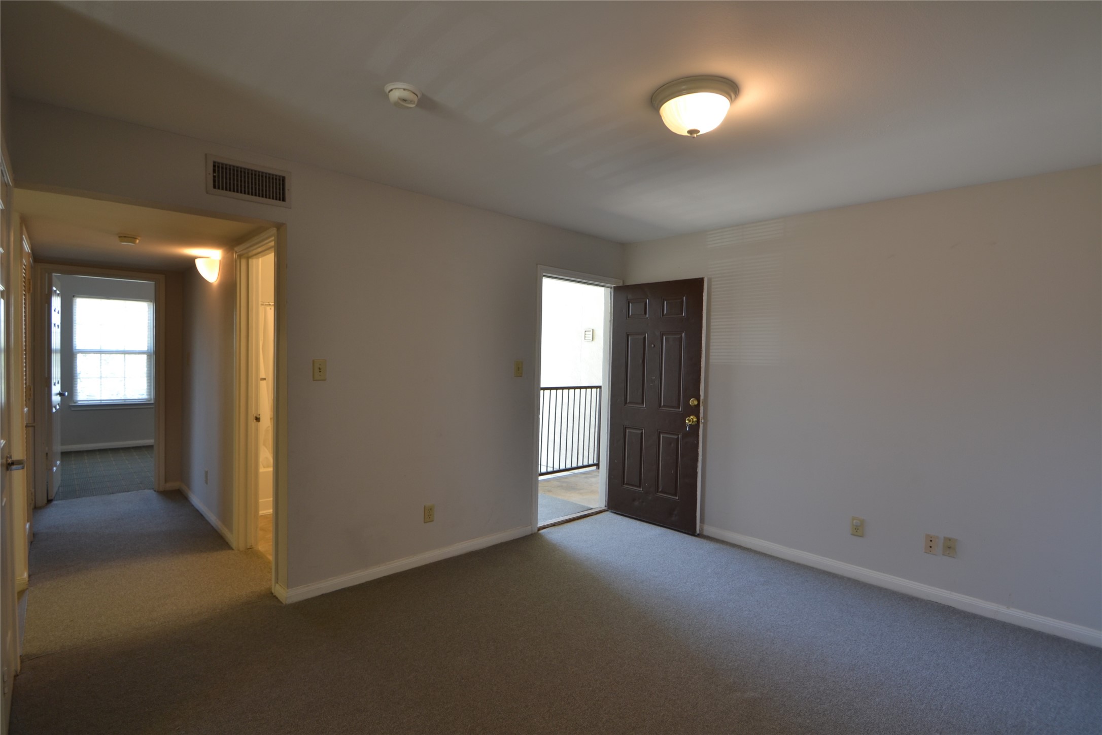 304 Dell Court, Unit 7 Houston, TX 77009 - Photo 20 of 36 an empty room with windows and closet