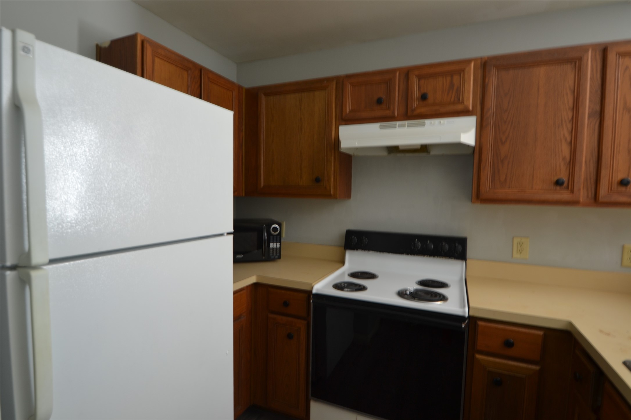 304 Dell Court, Unit 7 Houston, TX 77009 - Photo 35 of 36 a kitchen with a refrigerator and a stove