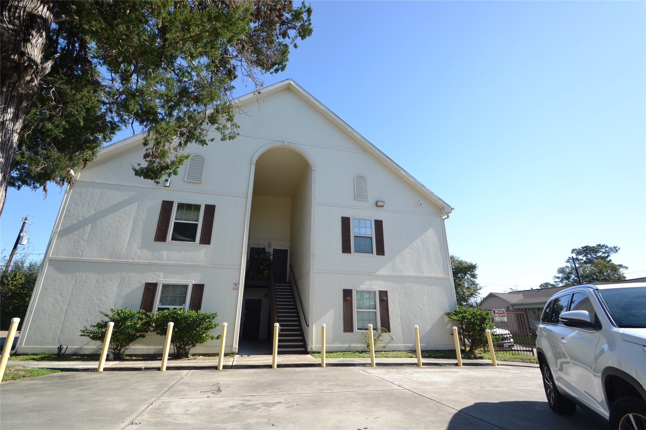 304 Dell Court, Unit 7 Houston, TX 77009 - Photo 6 of 36 a front view of a house with a garden