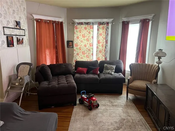 $180,000 | 110 Clinton Place, Utica, NY 13501