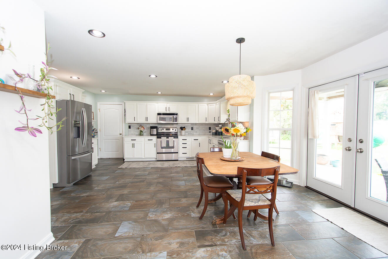 3636 Zoneton Road Shepherdsville, KY 40165 - Photo 7 of 41 Eat-In Kitchen