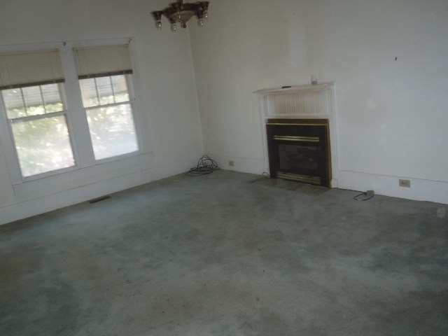 86 Montgomery Road Reynolds, GA 31076 - Photo 14 of 27 an empty room with a fireplace