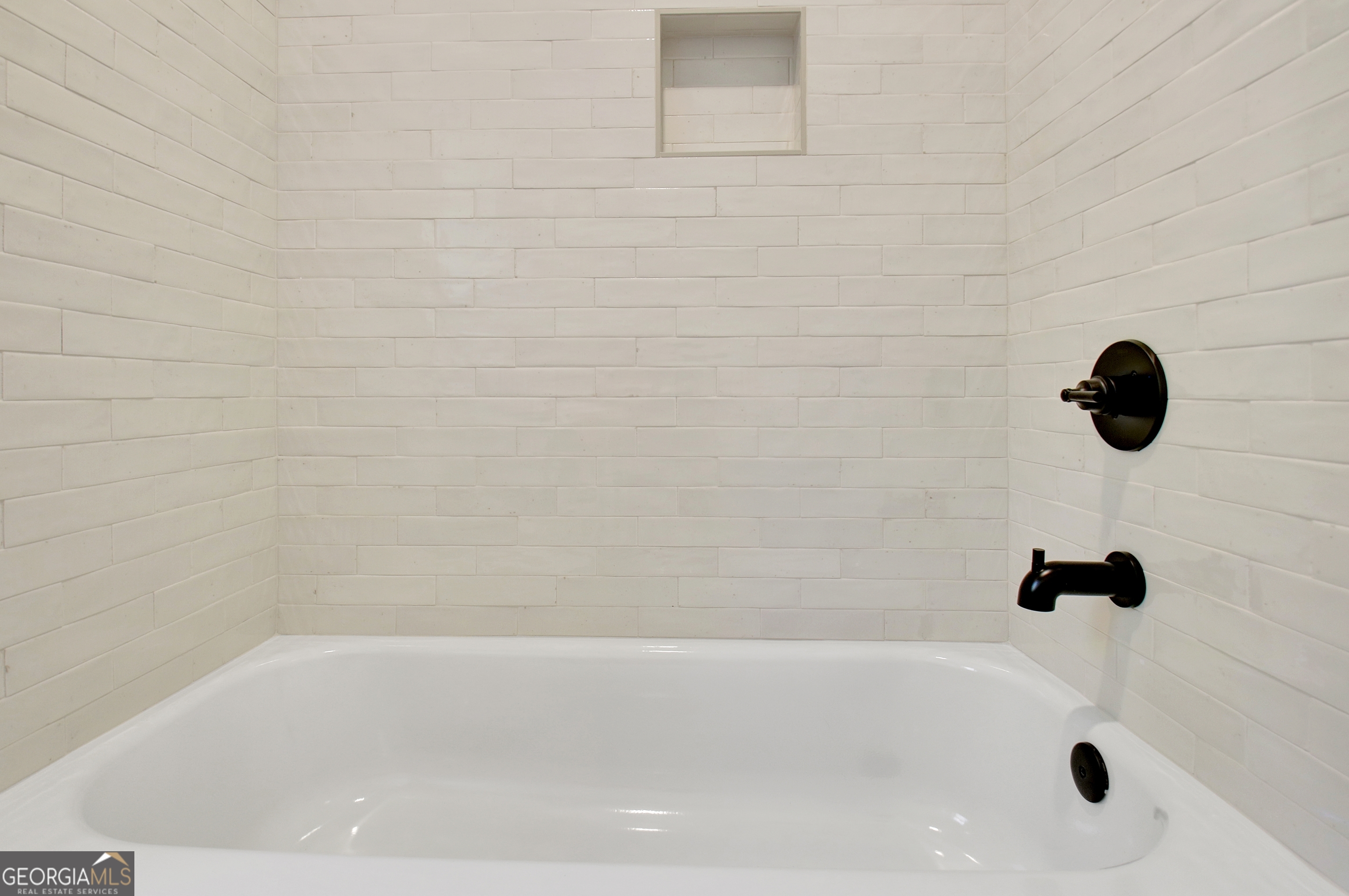 196 Bob Smith Road Sharpsburg, GA 30277 - Photo 53 of 68 a bathroom with a bathtub