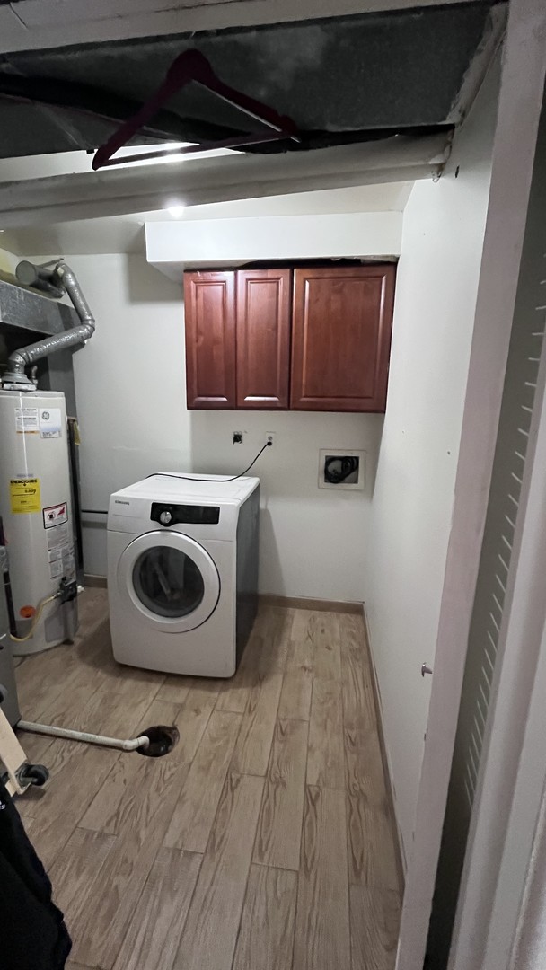 110 Woodcrest Circle Streamwood, IL 60107 - Photo 22 of 24 a utility room with dryer and washer