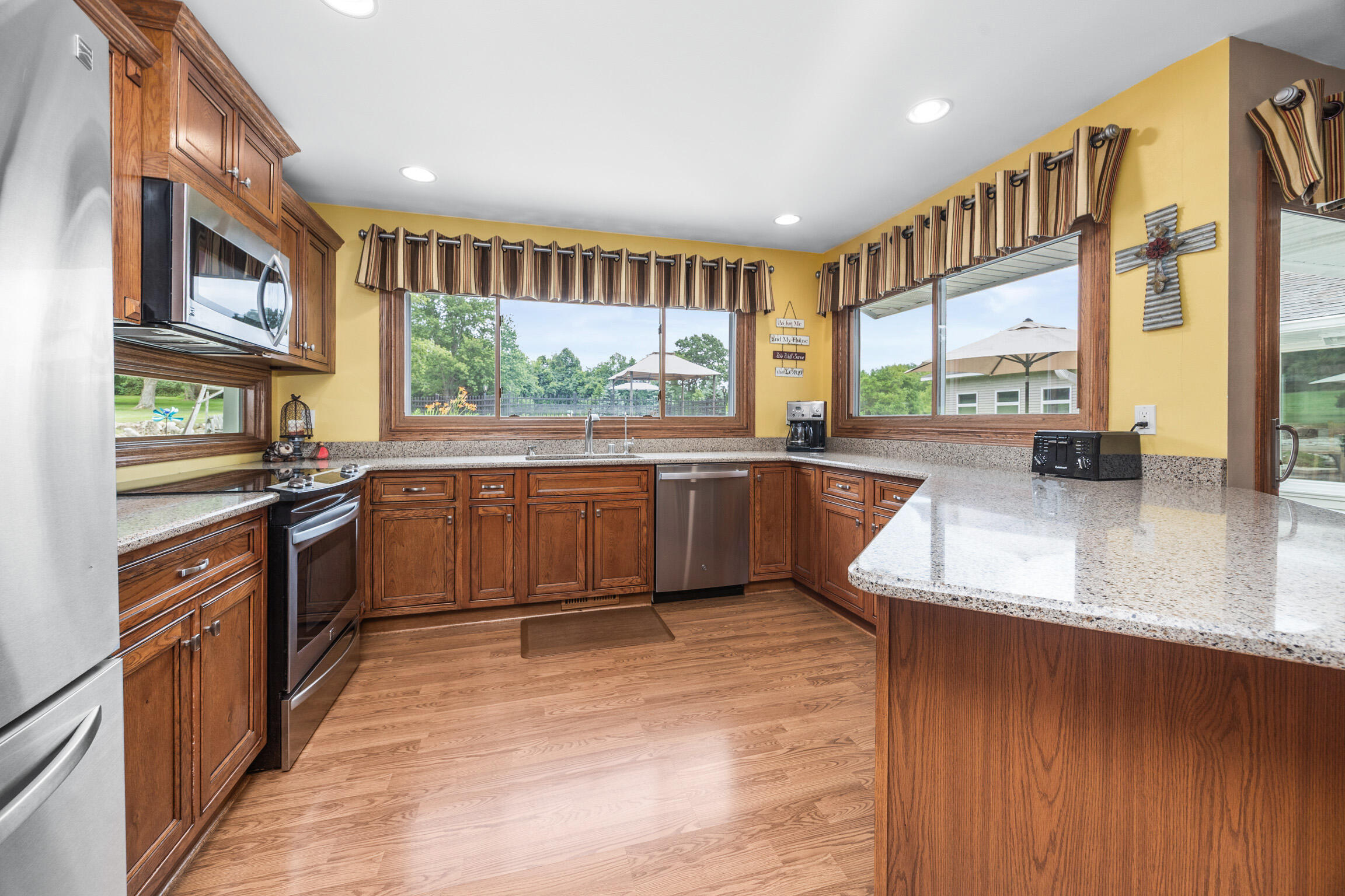 W314S7944 High View Circle Mukwonago, WI 53149 - Photo 10 of 74 Kitchen