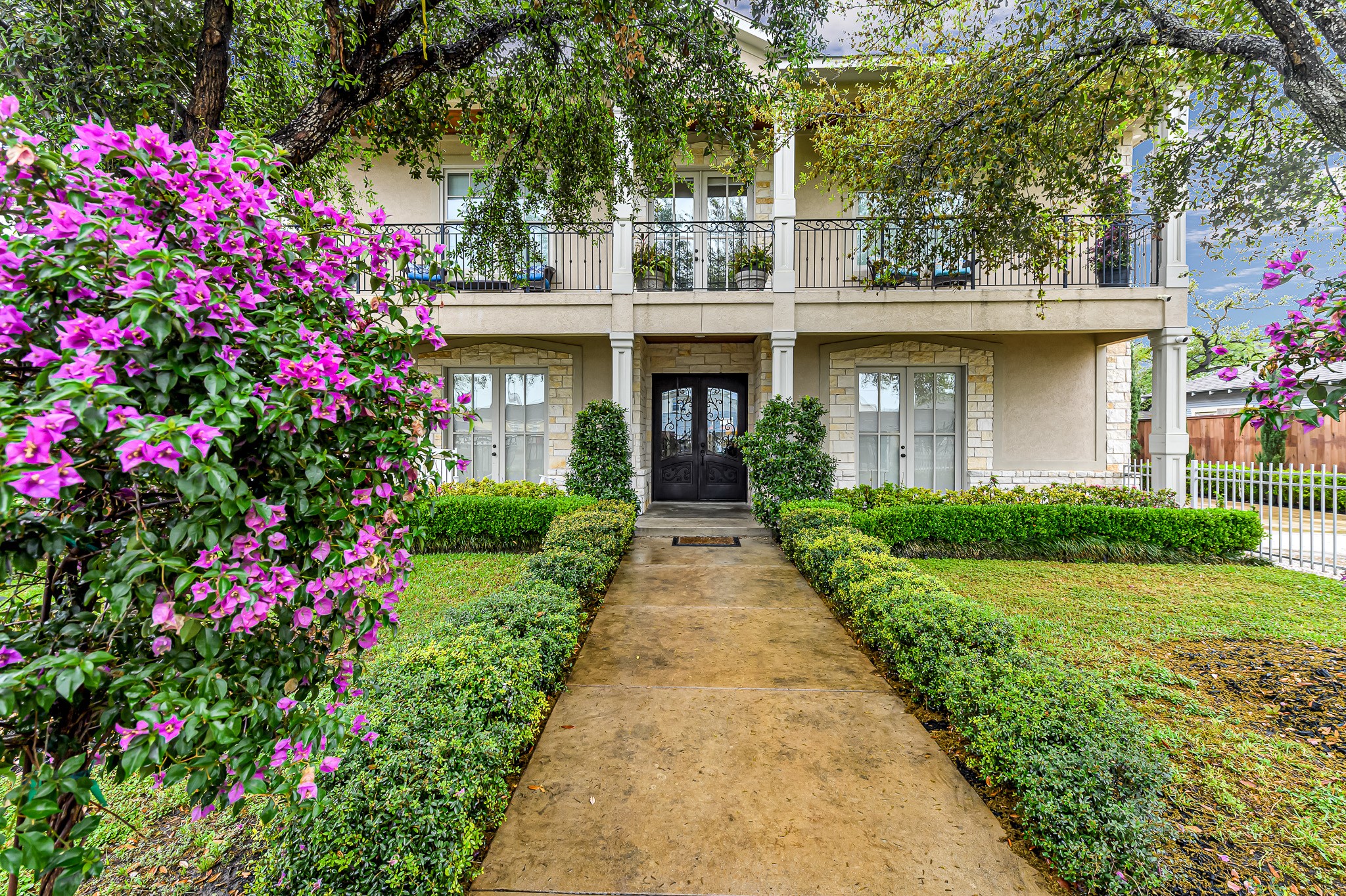 1340 Idylwild Street Houston, TX 77009 - Photo 4 of 42 As you pass through the elegant wrought iron gate you are welcomed into a beautifully manicured front lawn