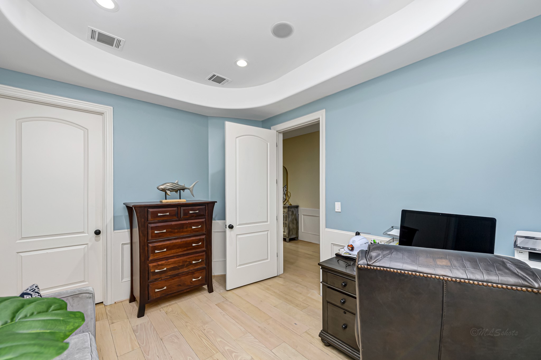 1340 Idylwild Street Houston, TX 77009 - Photo 7 of 42 Another vie of the home office. Closed door leads to the hallway hosting the primary closets and primary bath