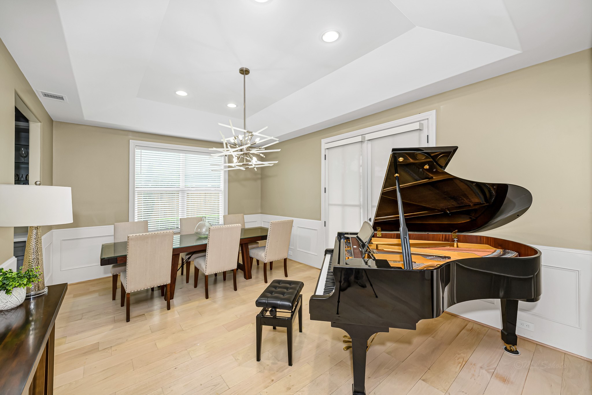 1340 Idylwild Street Houston, TX 77009 - Photo 8 of 42 This large dining space to your right as you enter the home is designed to be elegant yet inviting. Perfect for hosting both intimate gatherings and grand dinner parties.