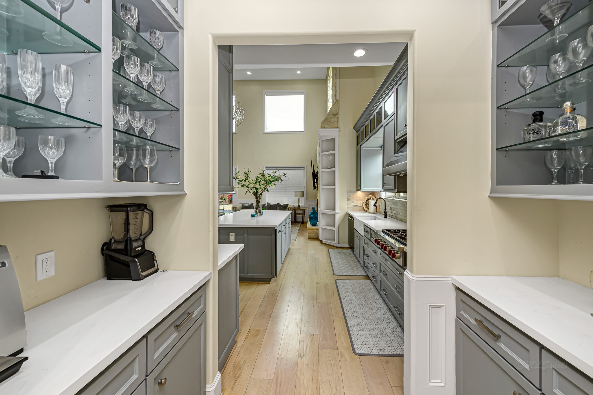 1340 Idylwild Street Houston, TX 77009 - Photo 10 of 42 The butler's pantry serves as a bridge between the dining room and kitchen. The area offers plenty of storage and open shelving to display your decorative items or fine china
