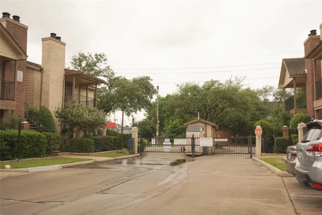 a view of a fountain in front of a building