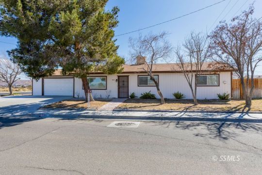 901 West Rader Avenue Ridgecrest, CA 93555 - Photo 3 of 26 a view of a house with a snow and a tree