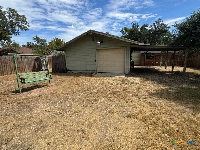 $179,000 | 300 North Bowie Avenue, Cameron, TX 76520