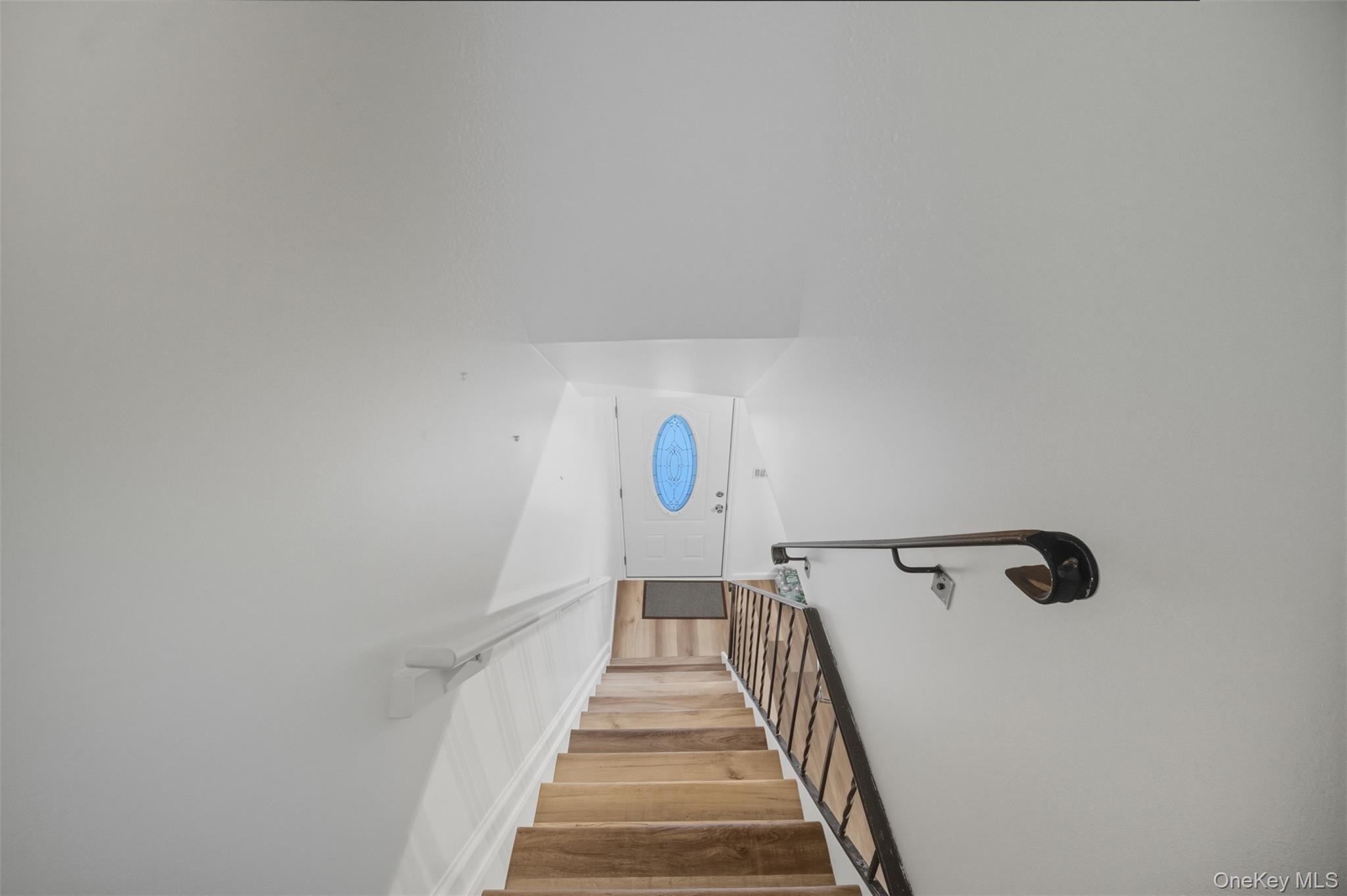 24 Wooded Way Calverton, NY 11933 - Photo 22 of 29 a view of a hallway with bed