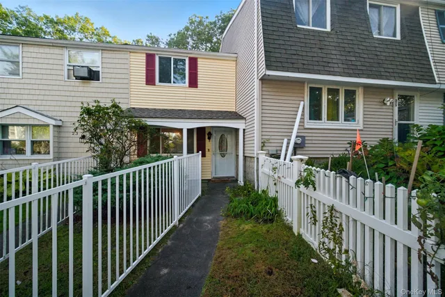 $309,999 | 24 Wooded Way, Calverton, NY 11933