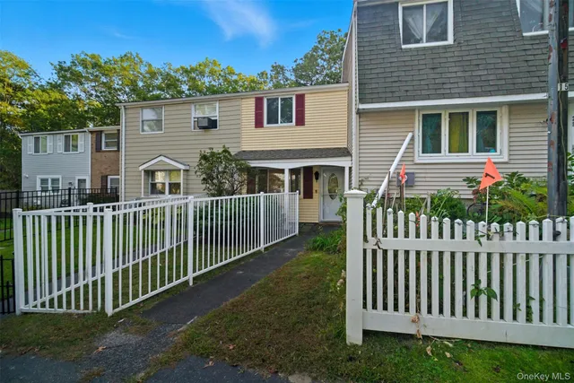 $309,999 | 24 Wooded Way, Calverton, NY 11933