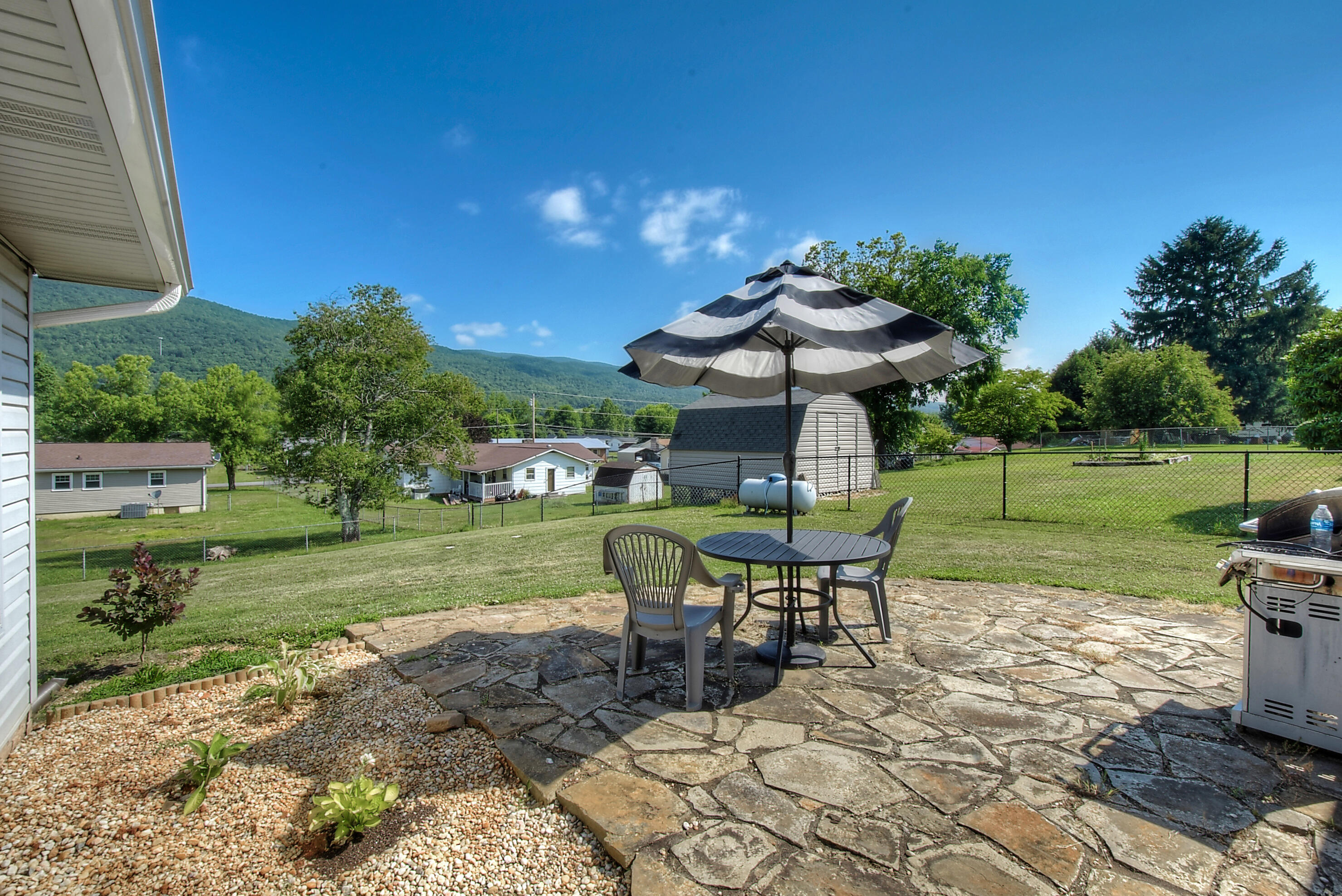 138 Ed Davis Road Elizabethton, TN 37643 - Photo 20 of 27 back patio