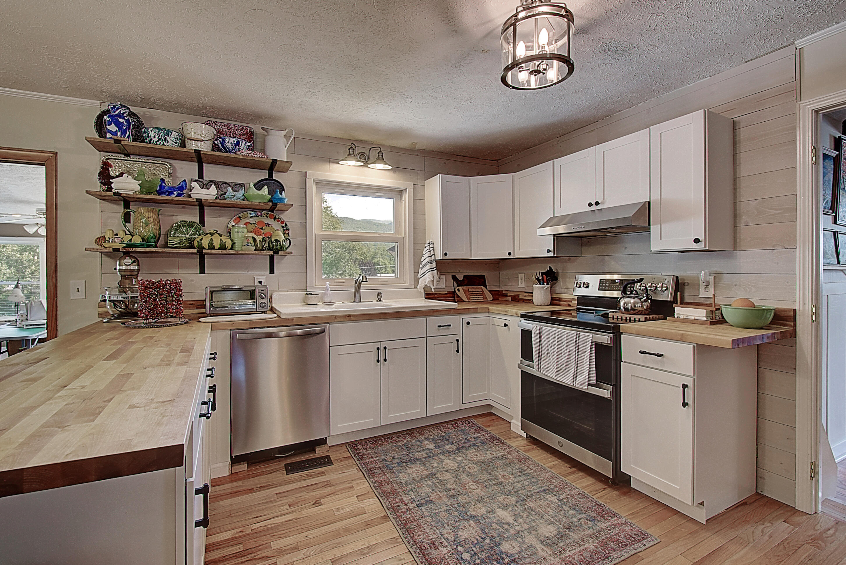 138 Ed Davis Road Elizabethton, TN 37643 - Photo 8 of 27 new Shaker cabinets