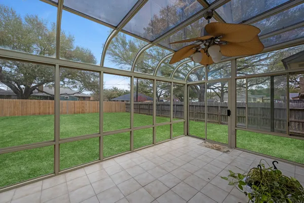 a view of a backyard