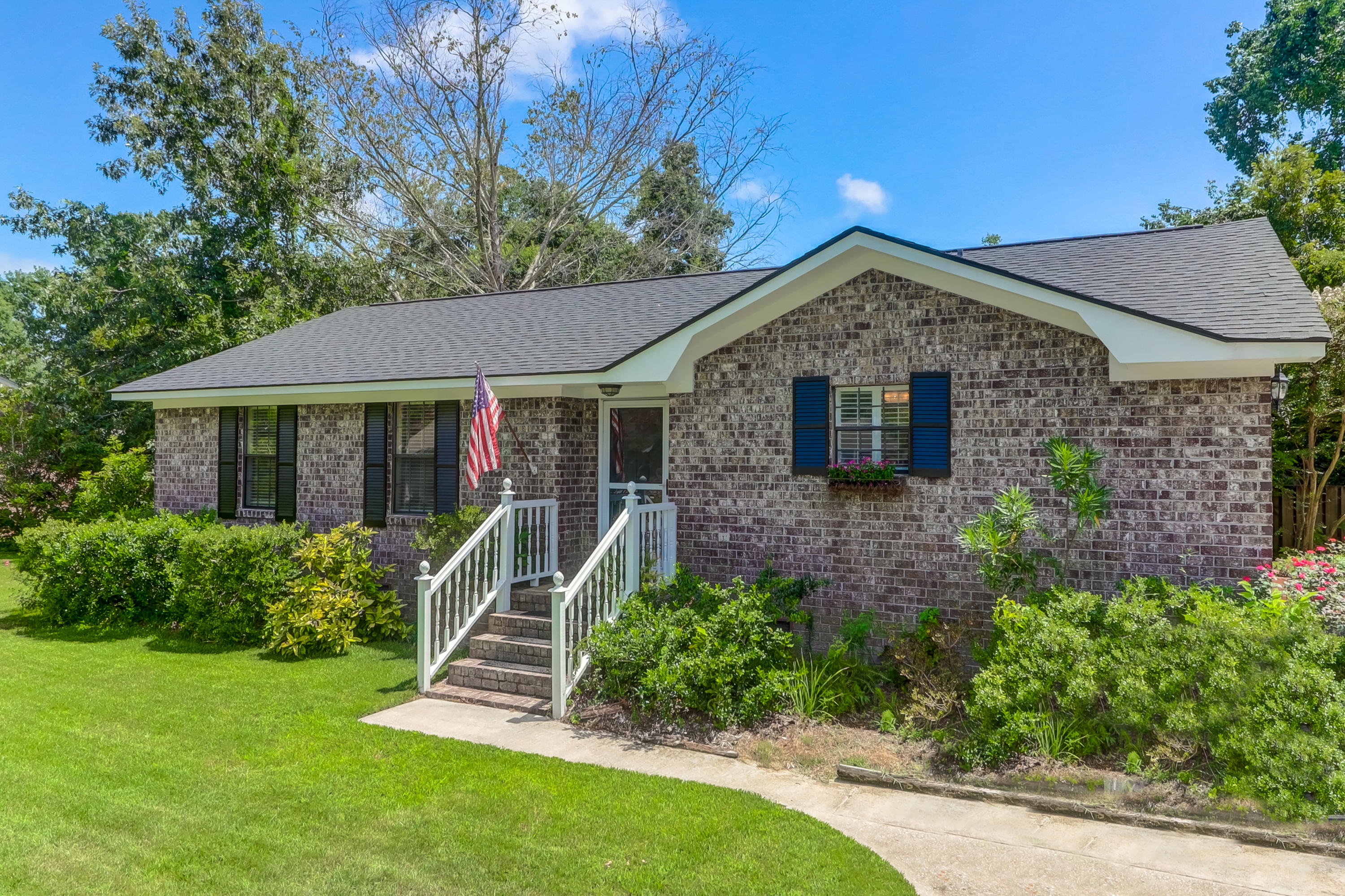 1519 Wakendaw Road Mount Pleasant, SC 29464 - Photo 2 of 27 1519 Wakendaw (2)