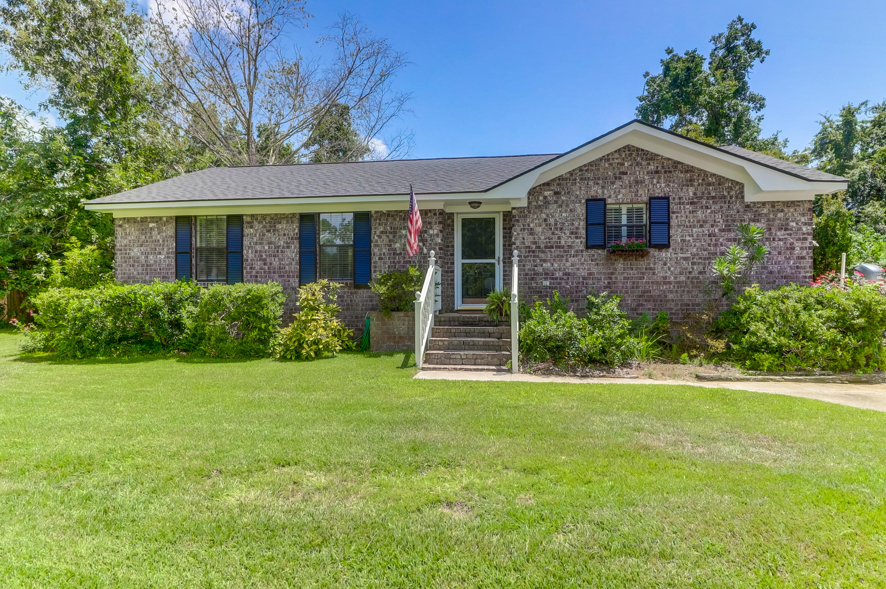 1519 Wakendaw Road Mount Pleasant, SC 29464 - Photo 3 of 27 1519 Wakendaw (3)