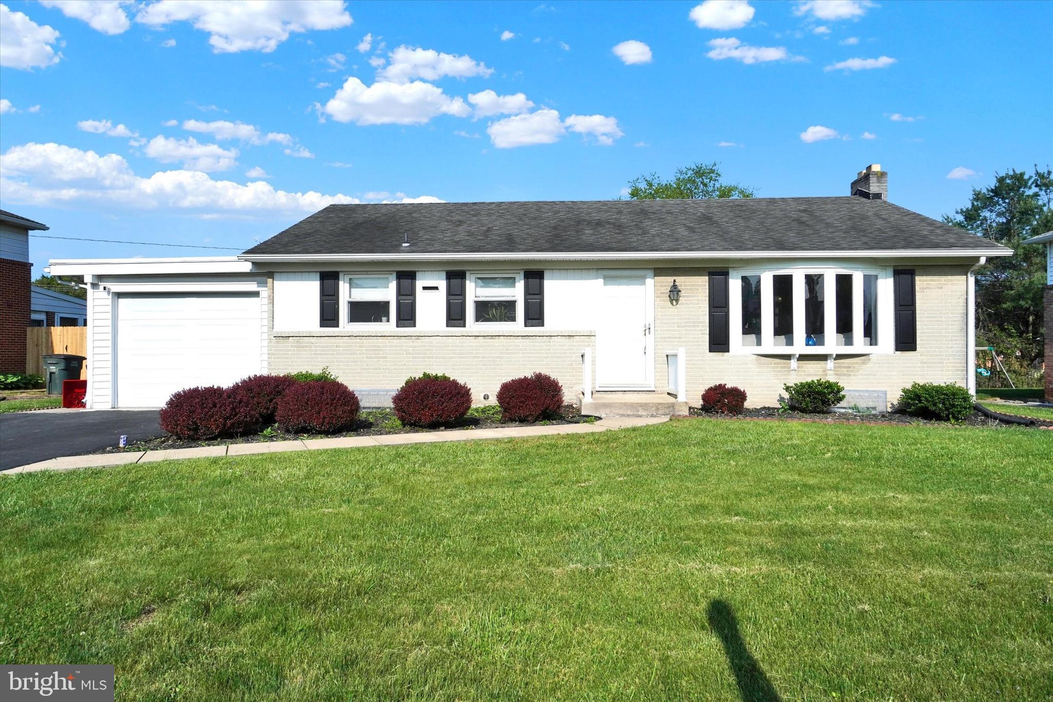 318 Lyndhurst Road York, PA 17402 - Photo 1 of 18 Gallery Image 1