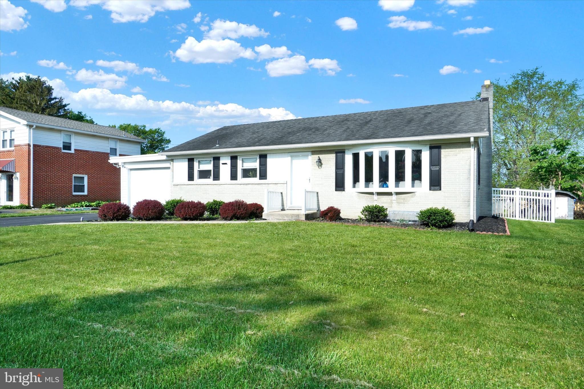 318 Lyndhurst Road York, PA 17402 - Photo 2 of 18 Gallery Image 2