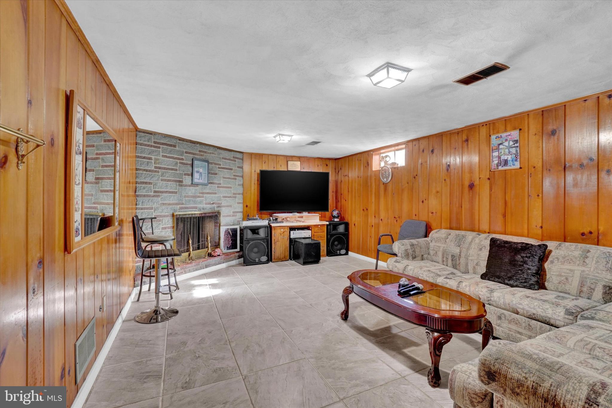 318 Lyndhurst Road York, PA 17402 - Photo 8 of 18 Gallery Image 8