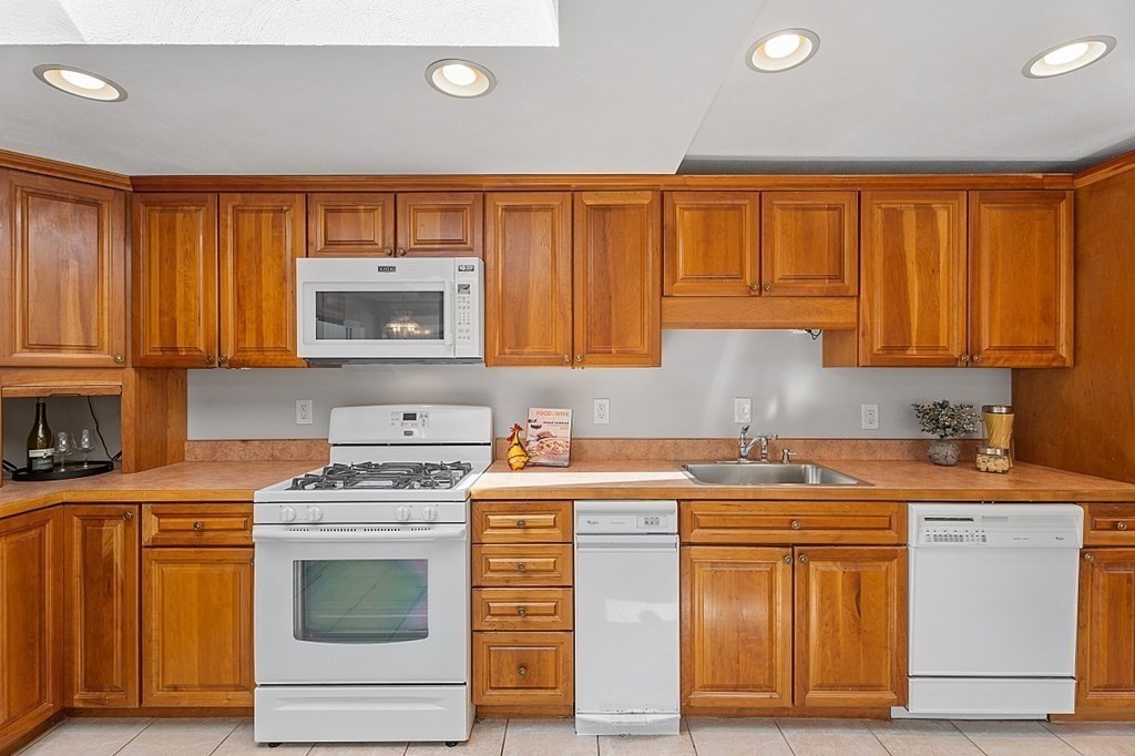 13 Sherwood Road Stoneham, MA 02180 - Photo 14 of 41 Gallery Image 14