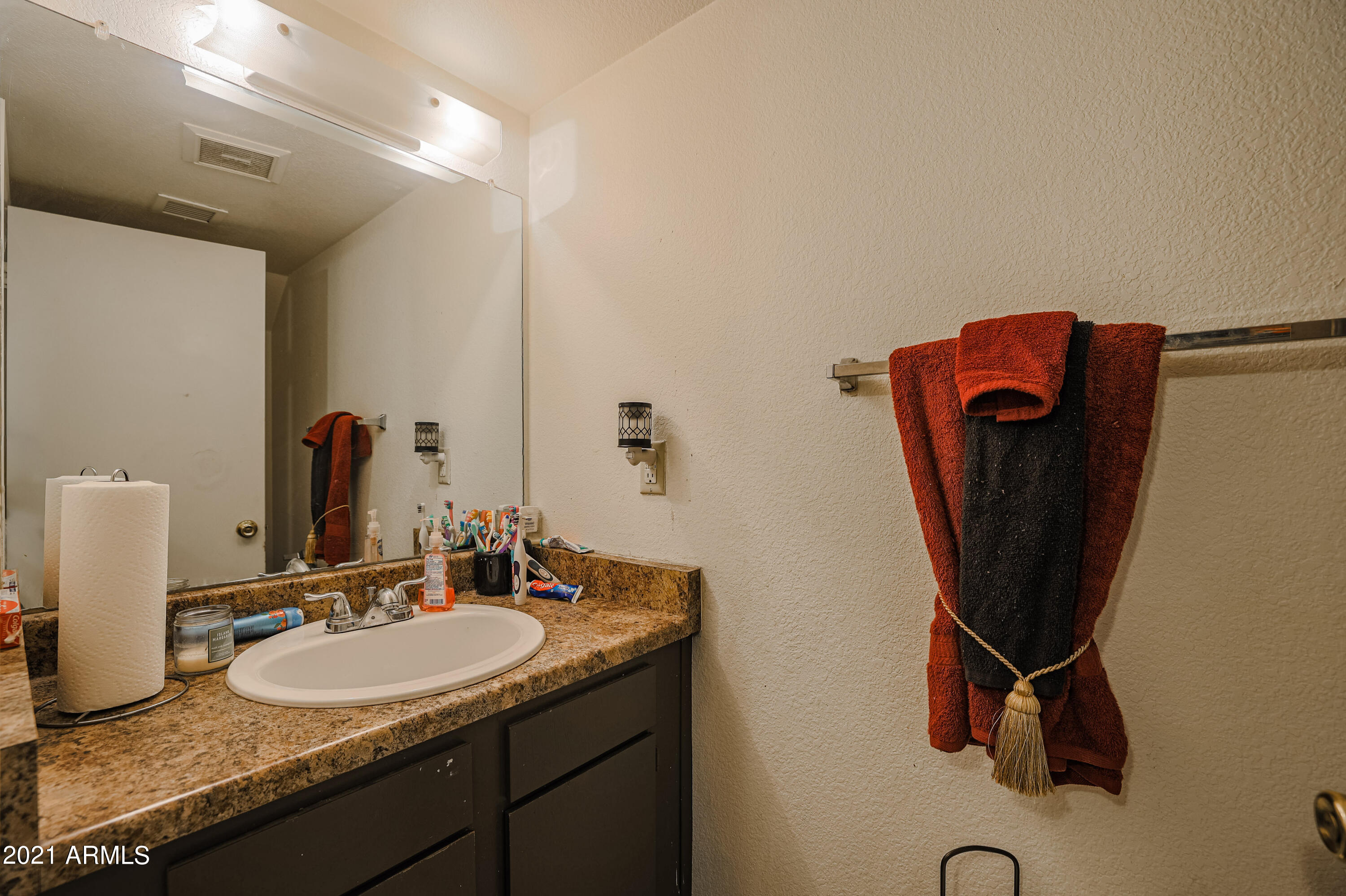 434 East Pecan Road Phoenix, AZ 85040 - Photo 9 of 20 1/2 bath downstairs