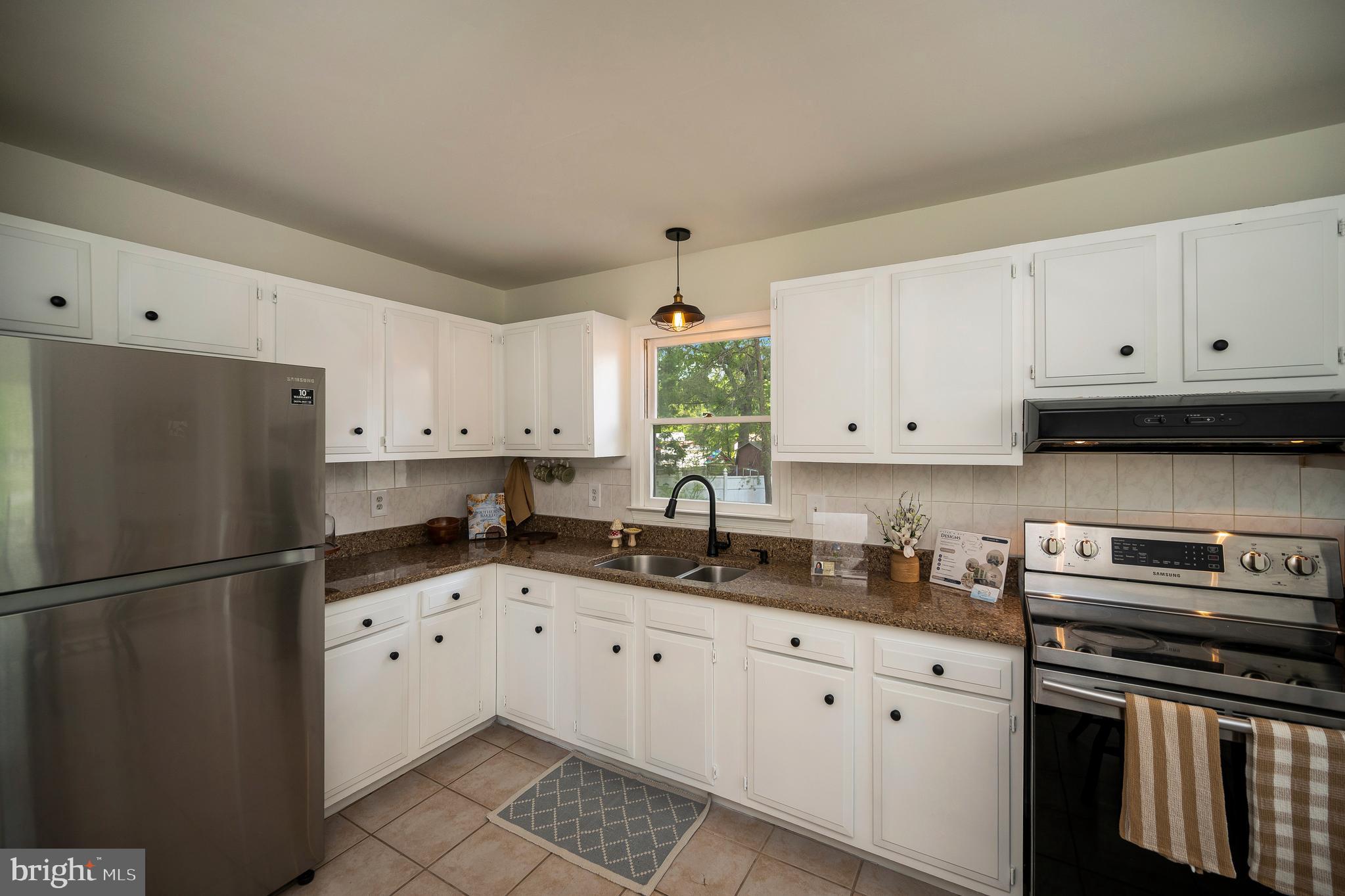 2601 Deerfield Road Ruther Glen, VA 22546 - Photo 19 of 51 Bright window over deep sink