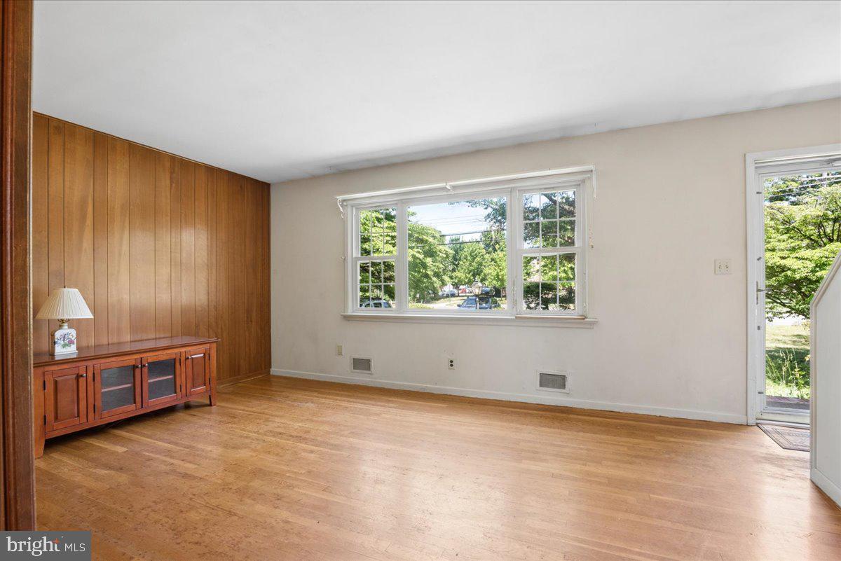 171 1 Mile Road Cranbury, NJ 08512 - Photo 5 of 39 Living Room