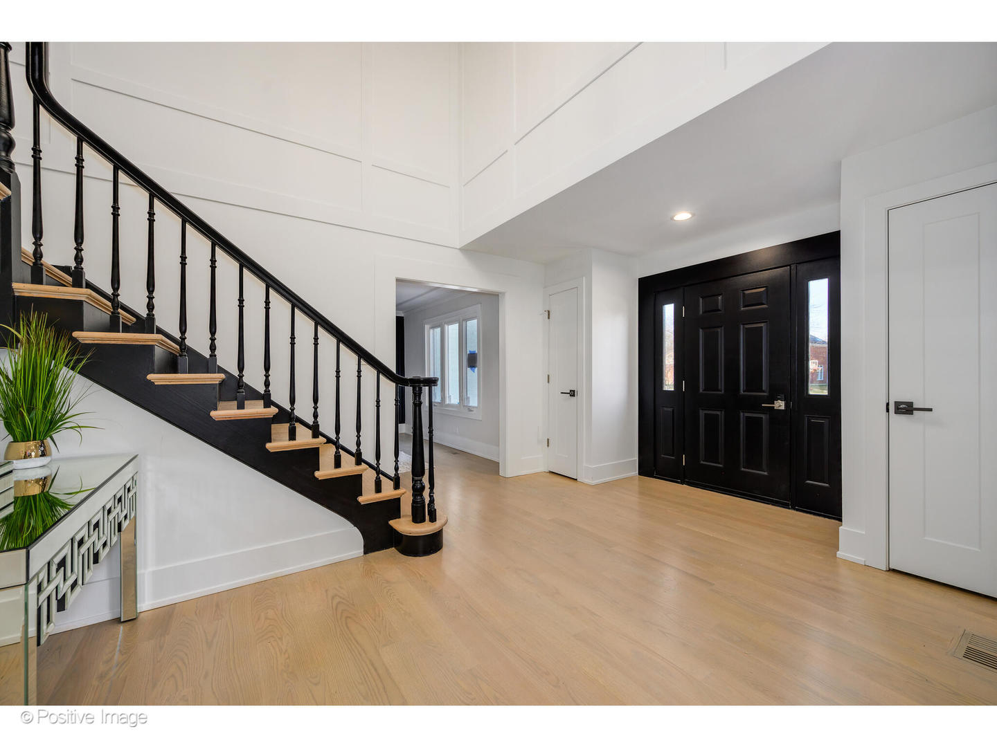 737 Valley Road Lake Forest, IL 60045 - Photo 3 of 17 a view of an entryway