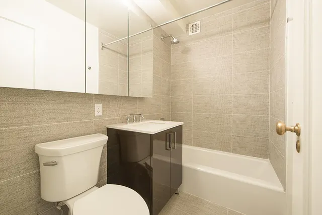 $749,000 | 20 East 35th Street, Unit 8K | Murray Hill