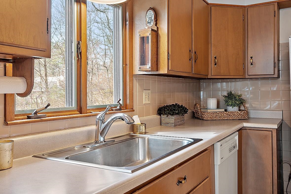17 Ash Street Windham, NH 03087 - Photo 5 of 38