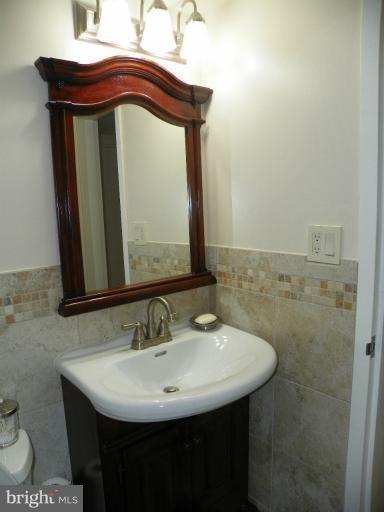 2241 Castle Rock Square, Unit 12C Reston, VA 20191 - Photo 13 of 17 Hall Bath