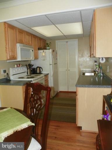 2241 Castle Rock Square, Unit 12C Reston, VA 20191 - Photo 9 of 17 Kitchen and dining area