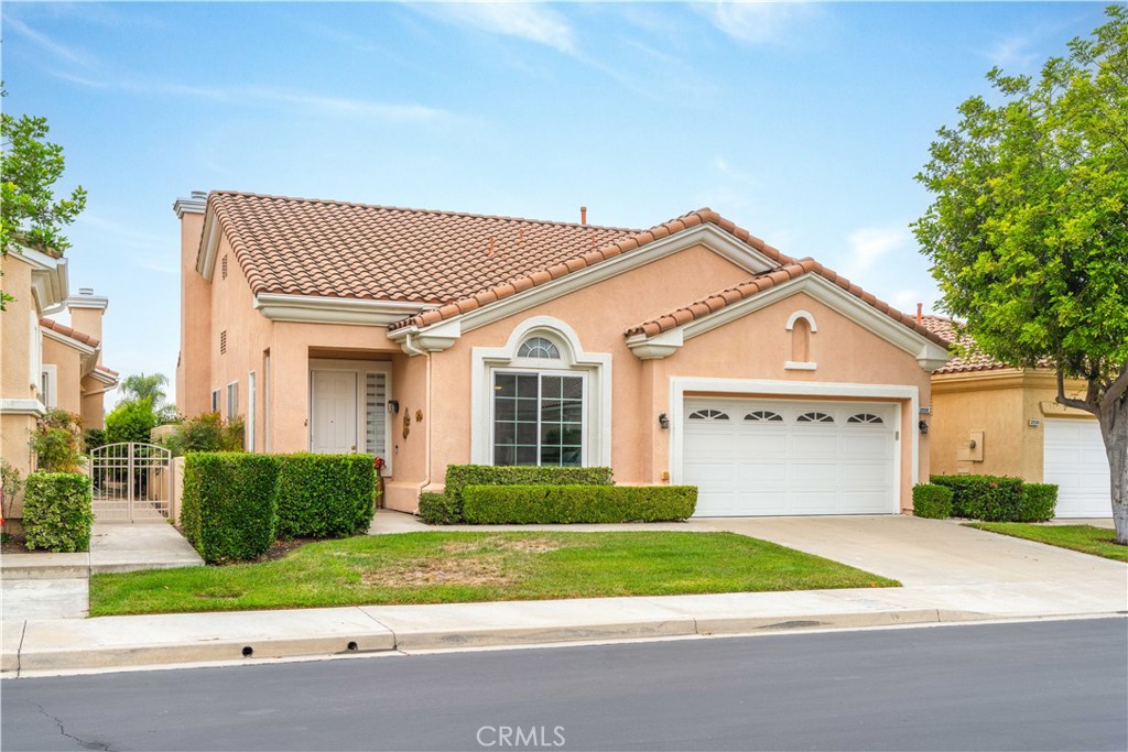 21511 Canaria Mission Viejo, CA 92692 - Photo 3 of 62 Large front yard with lots of space!
