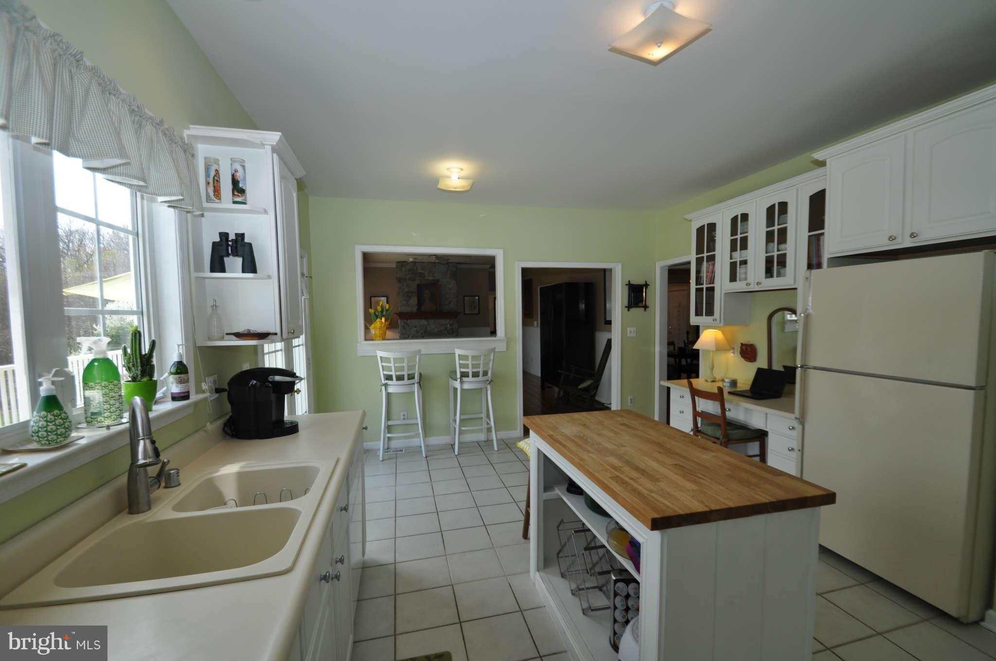 17531 Country View Way Mount Airy, MD 21771 - Photo 9 of 30 Breakfast Bar looks into Family Room