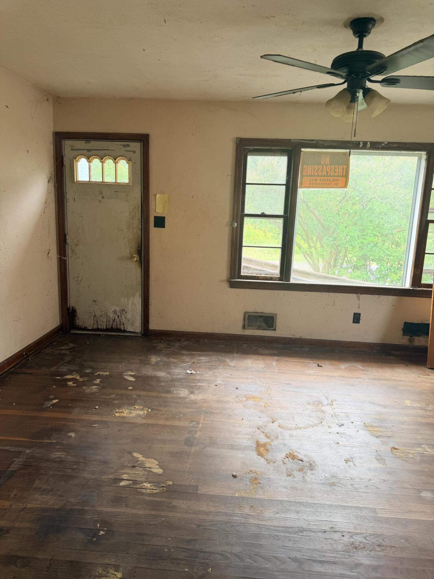 300 East Riverside Drive Salem, VA 24153 - Photo 6 of 11 an empty room with windows