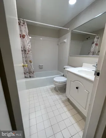 $1,950 | 10028 Stedwick Road, Unit 202, Montgomery Village, MD 20886