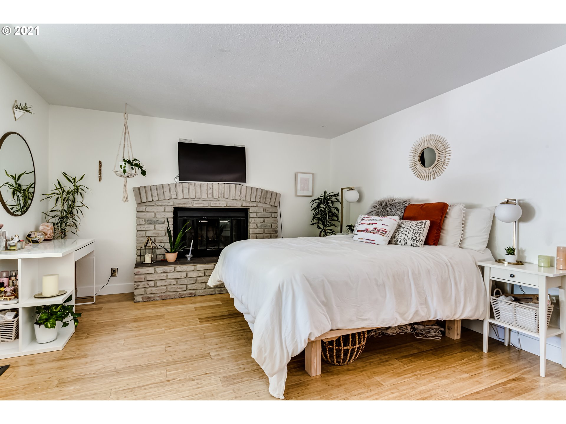 32945 Dillard Road Eugene, OR 97405 - Photo 22 of 30 a bedroom with a bed a table and chair