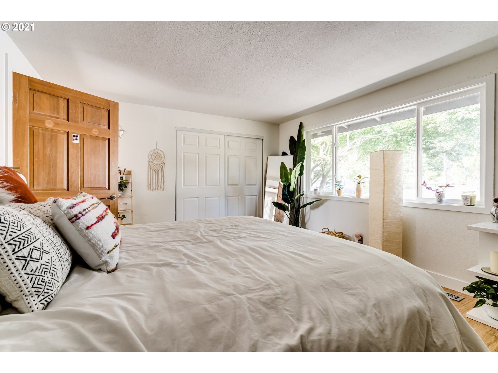 32945 Dillard Road Eugene, OR 97405 - Photo 23 of 30 a bedroom with a large bed and a large window