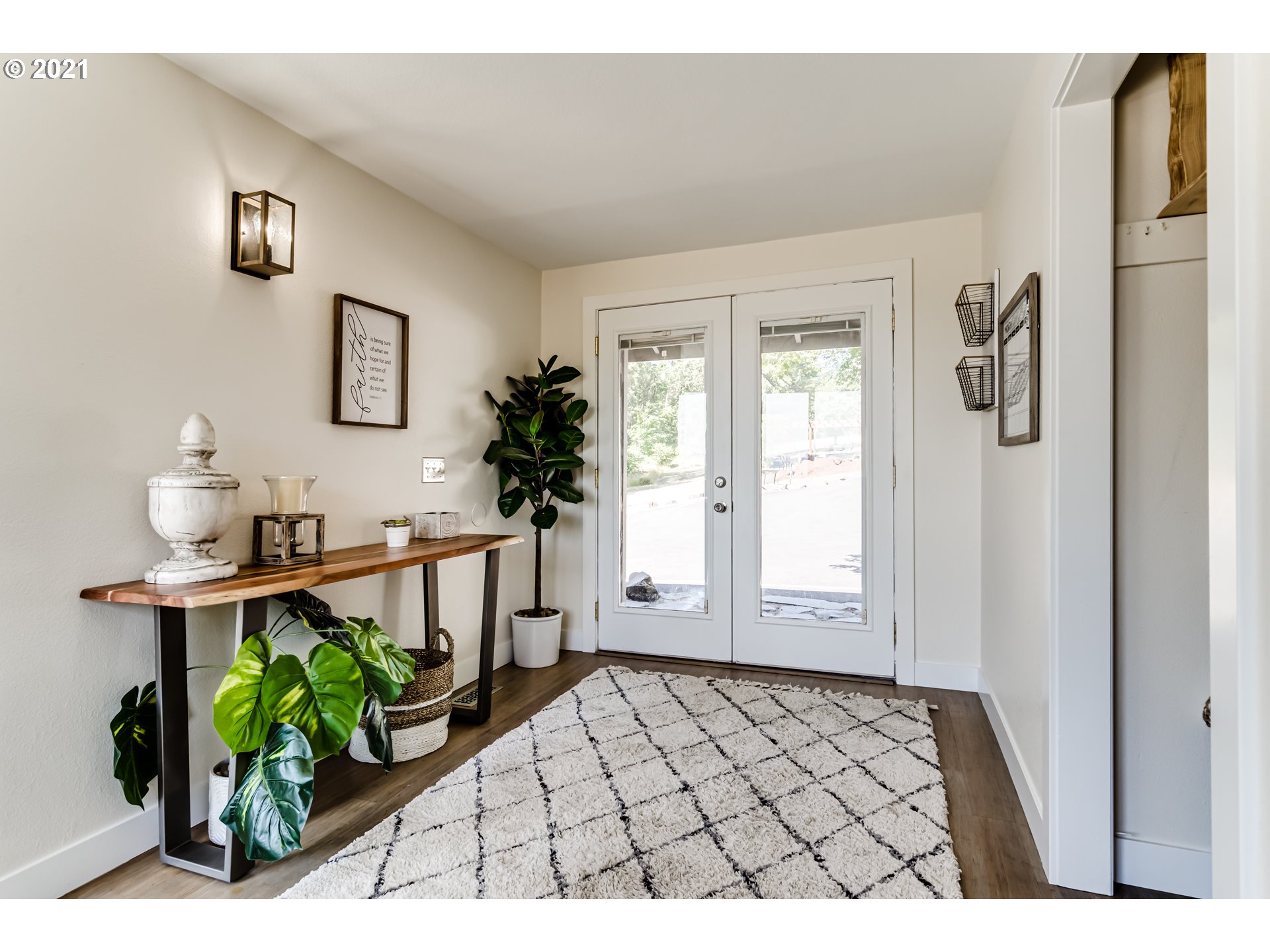 32945 Dillard Road Eugene, OR 97405 - Photo 4 of 30 a view of an entryway with wooden floor