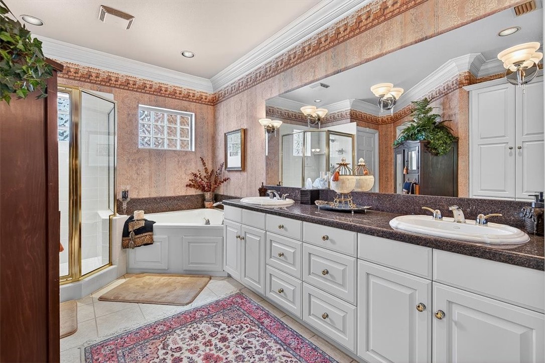 4811 Ocean Drive Corpus Christi, TX 78412 - Photo 23 of 39 a spacious bathroom with sinks mirror and a bathtub