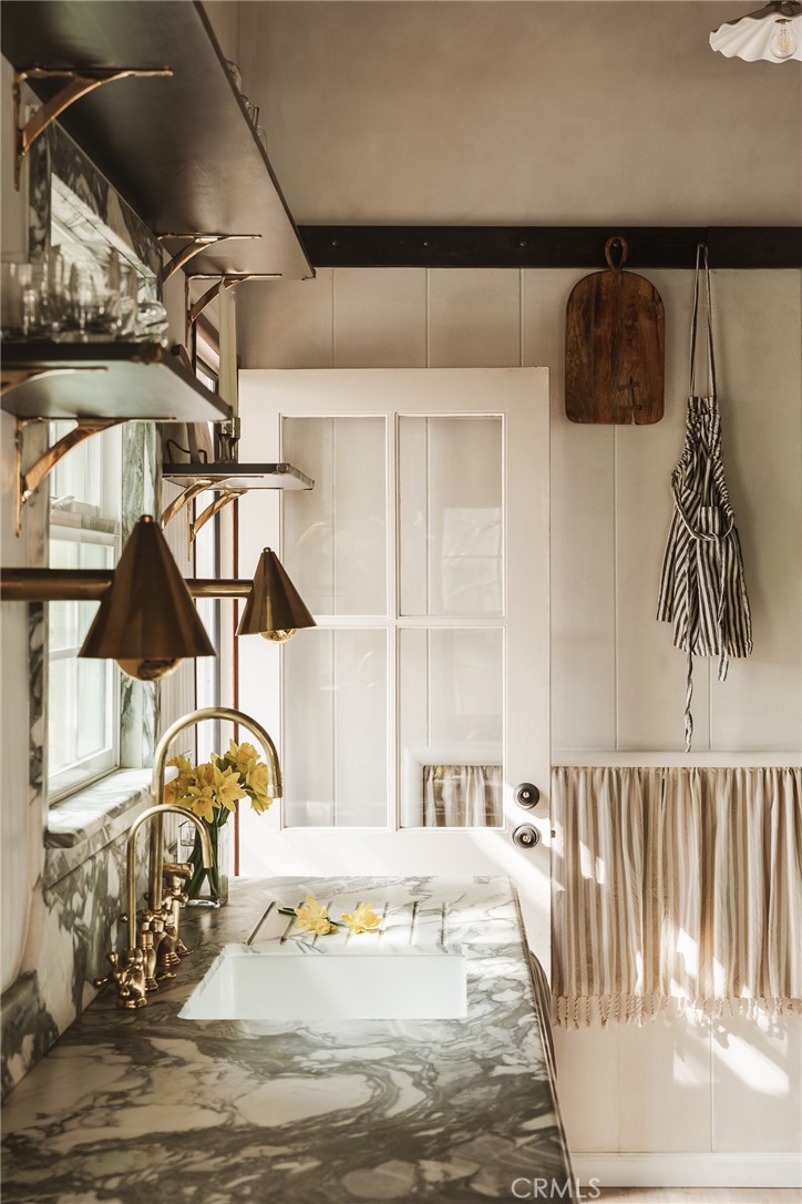 601 Sinclair Avenue Glendale, CA 91206 - Photo 13 of 38 a living room with a couch