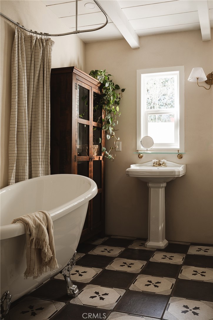 601 Sinclair Avenue Glendale, CA 91206 - Photo 20 of 38 a bathroom with a sink and a mirror