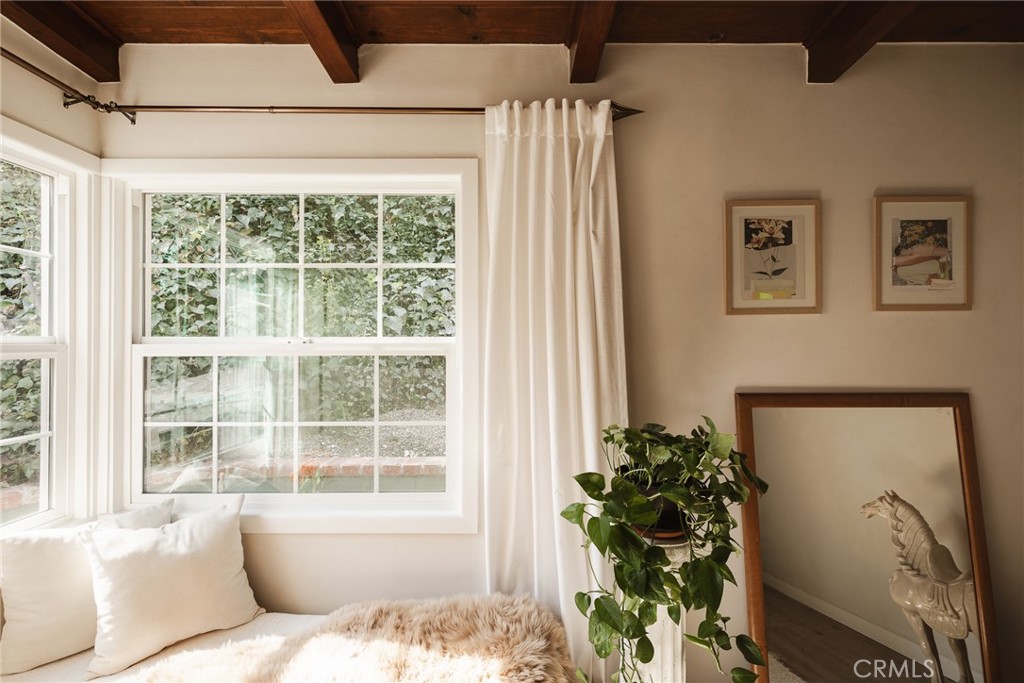 601 Sinclair Avenue Glendale, CA 91206 - Photo 25 of 38 a living room with furniture and a potted plant